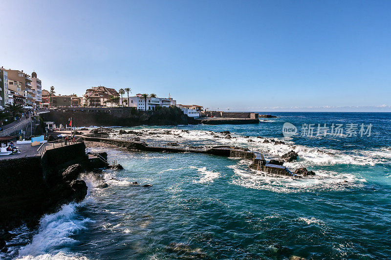 西班牙特内里费岛的Puerto de la Cruz码头和港口附近的建筑物